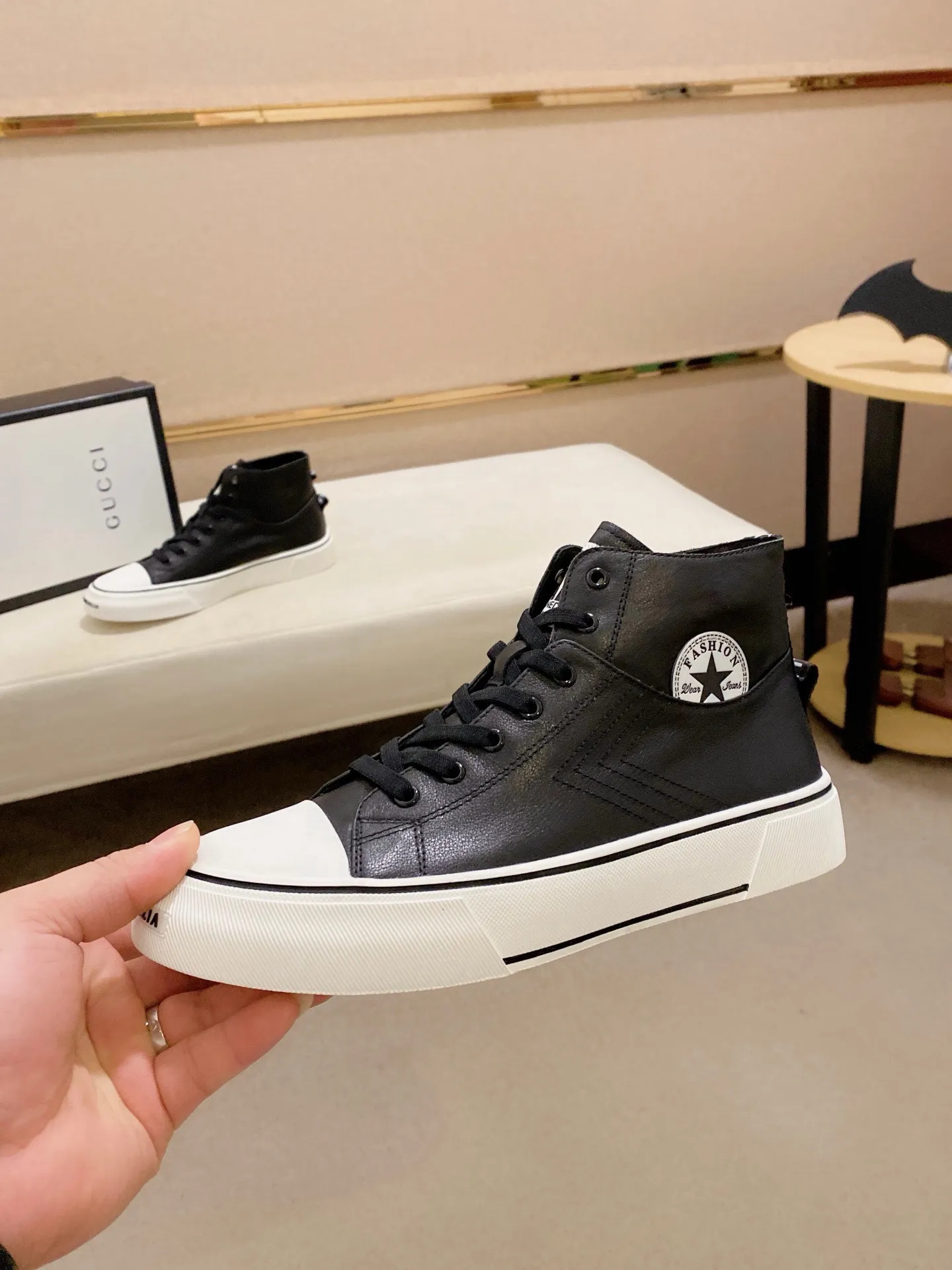 Men's clothing and shoes💰:480💰 (GUCCI) The latest model from the official website🎁🎁Casual and fashionable men's shoes👟, hot style💥The version is simple and elegant, exclusive for trendy men. Unique latest brand elements from the official website👑Original Gucci decoration, fashionable and generous, the fabric is original cowhide ✅Sheepskin lining, the official website specifies wear-resistant casual outsole, the classic model is taken in kind at the counter🎬38-44 (45 is custom-made and cannot be returned or exchanged)
